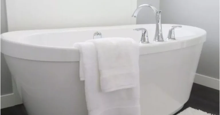 Mulher diz que ‘engravidou sozinha’ em banheira de hotel e marido tem atitude surpreendente