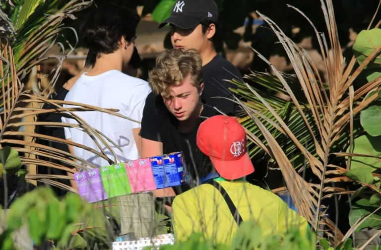 Bem crescido! Aos 15 anos, Benício Huck é visto em praia com amigos