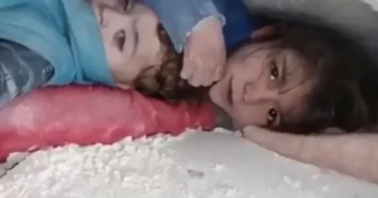 Vídeo: menina de 7 anos protege irmão após terremoto na Síria