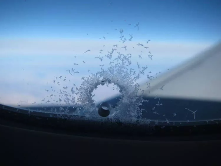 Por Que Há Buracos em Janelas de Avião?