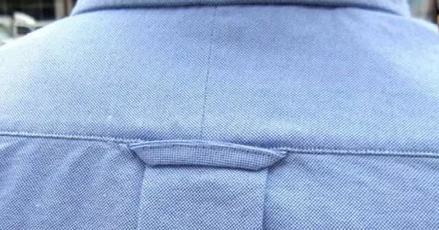 Por Que Tem Um Laço Atrás da Camisa?