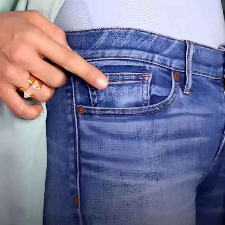 Por Que Colocar Botões Pequenos Aleatoriamente nos Jeans?