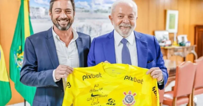 Lula recebe camisa do Corinthians e faz promessa envolvendo Cássio