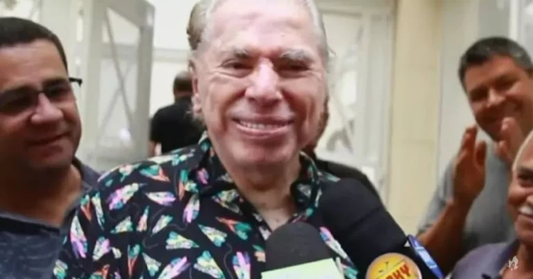 Vídeos mostram Silvio Santos sendo surpreendido por fãs na porta de sua mansão ao completar 93 anos