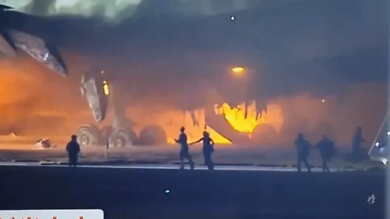Vídeo: Avião com 379 a bordo bate em outra aeronave e pega fogo no aeroporto de Tóquio; cinco morrem