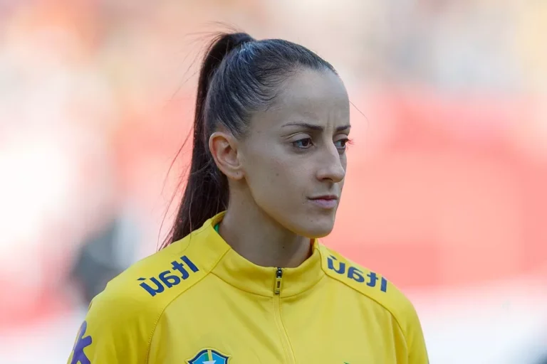 Jogadora da seleção brasileira entrega diagnóstico de câncer: ‘Apoio e orações’