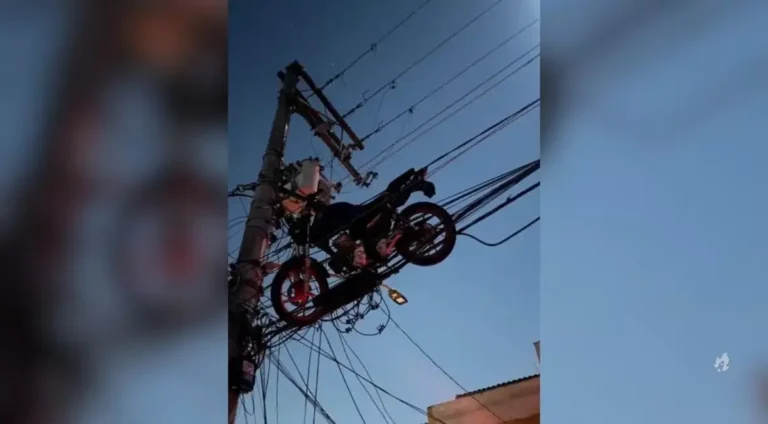 Vídeo: Moto vai parar em cima de poste após queda de balão em SP