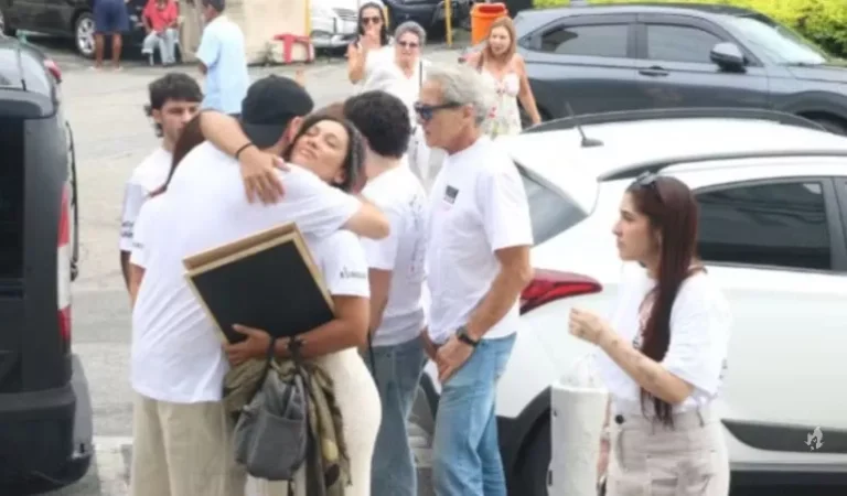 Familiares e amigos comparecem ao velório de João Rebello no RJ