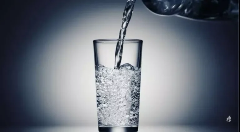 Água com gás: 5 benefícios que a tornam diferente da mineral