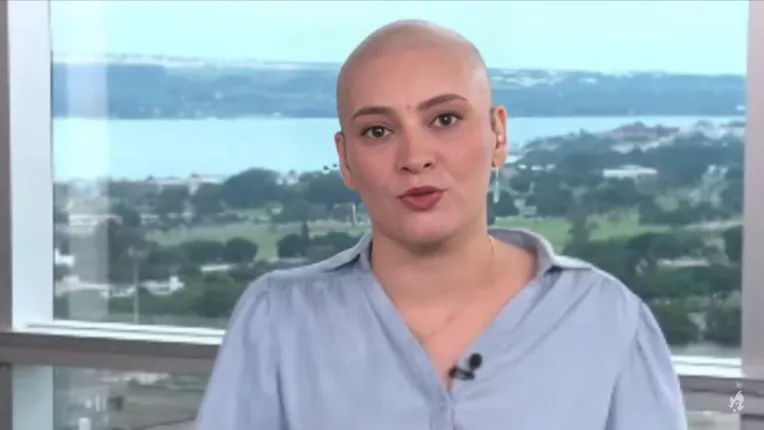 Jornalista com câncer trabalha careca e desabafa: “Não consigo me achar bonita”; vídeo