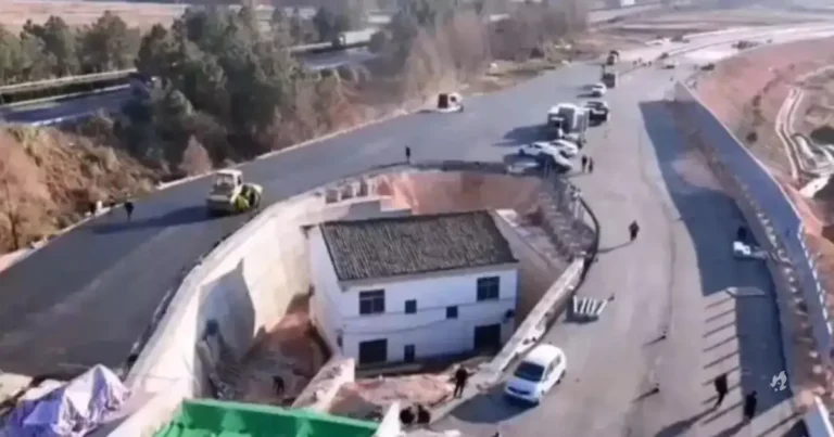 Homem recusa R$ 1,3 milhão para deixar casa, se arrepende e fica ‘ilhado’ em rodovia na China