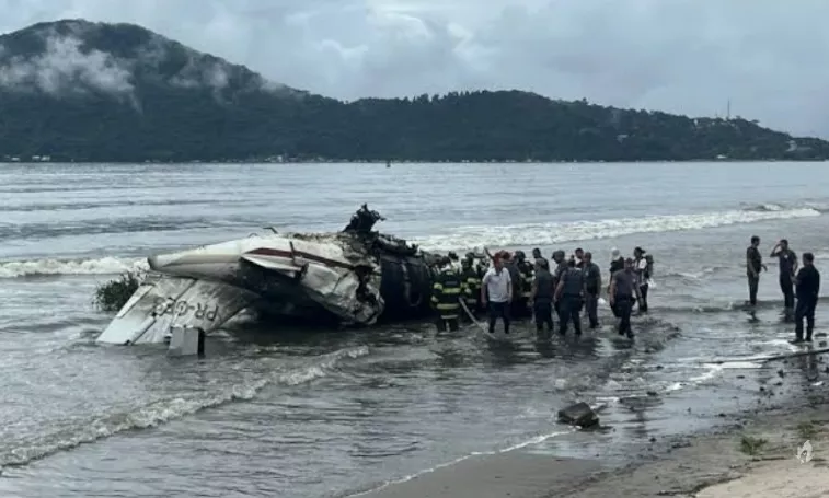 Moradores de Ubatuba relatam resgate de passageiros de avião: “Vi bombeiros tirando pessoas”