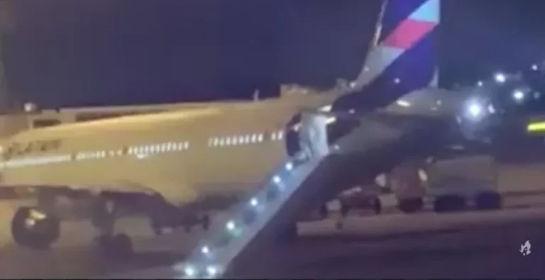 Vídeo: Passageiro tenta abrir porta de avião prestes a decolar em Guarulhos