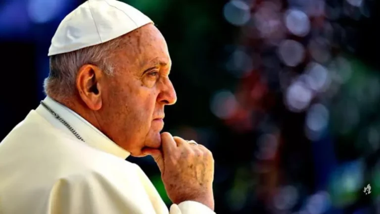 Após 20 dias internado com pneumonia dupla, chega noticia sobre Papa Francisco