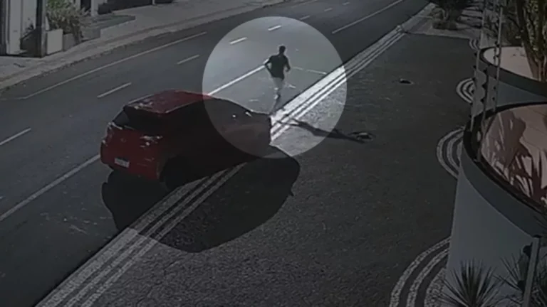 Motorista filmado colidindo com moto e fugindo a pé depois de acidente que matou motoboy é preso no Paraná, diz polícia