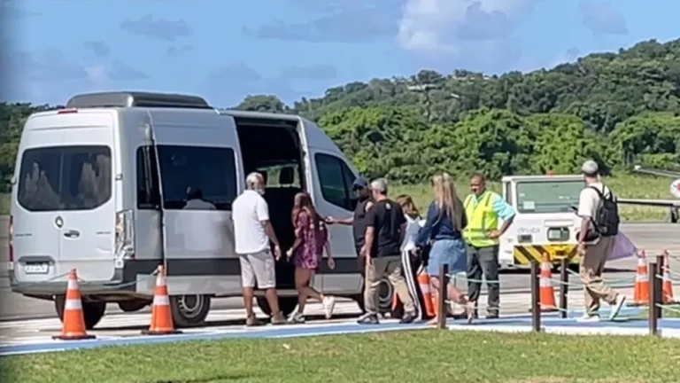 Anitta chega a Fernando de Noronha para comemorar seu aniversário; VÍDEO