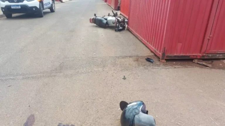Motociclista morre após perseguição, acidente e agressão a chutes em Patos de Minas