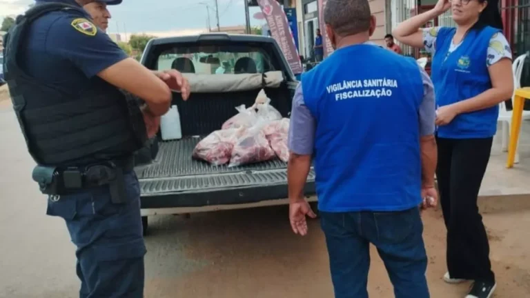 Após bois serem sacrificados depois de tombamento de carreta, Vigilância Sanitária apreende carnes em Pirapora