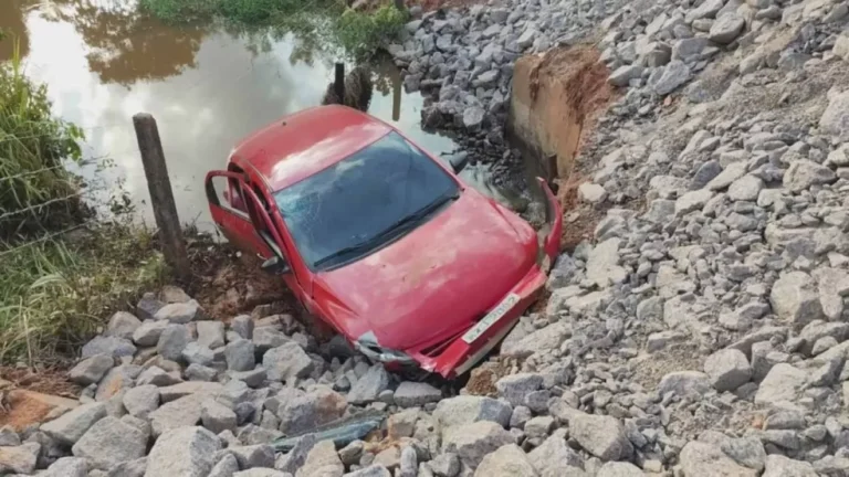 Mulher fica gravemente ferida após carro capotar e cair dentro de igarapé em Rio Branco