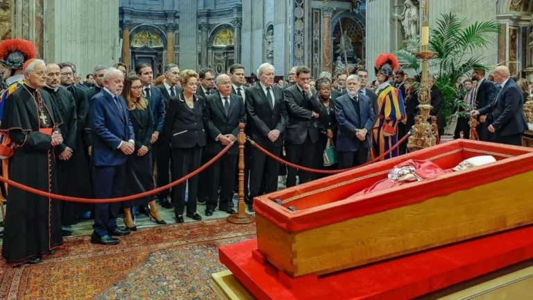 Lula chega a Brasília após funeral do papa Francisco