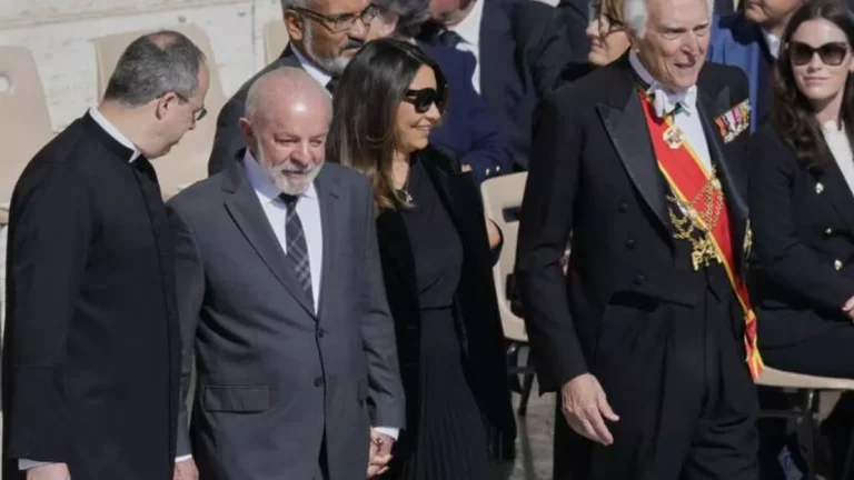 Perdemos um dos líderes mais importantes do século 21, diz Lula em Roma