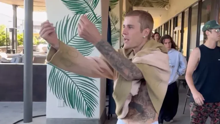 Justin Bieber surta e xinga os paparazzi: ‘Babacas gananciosos’