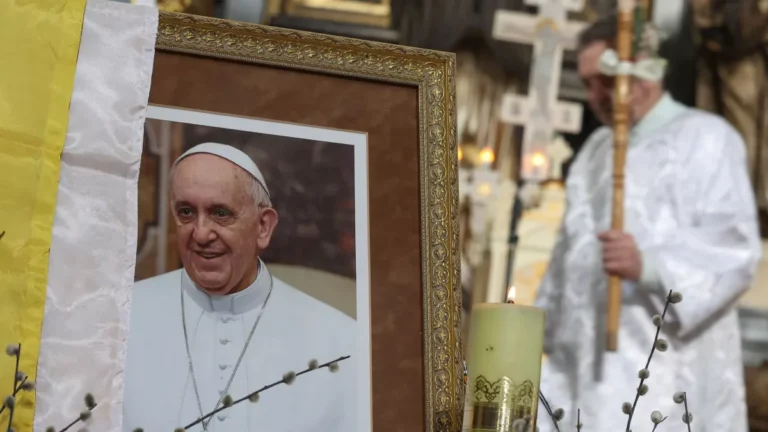 Cortejo fúnebre leva caixão do papa Francisco para sepultamento
