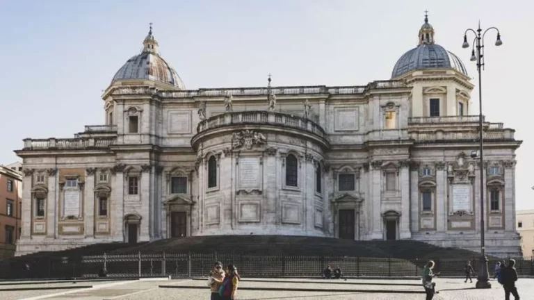 Após funeral, corpo de Francisco é sepultado de forma reservada na basílica Santa Maria Maggiore