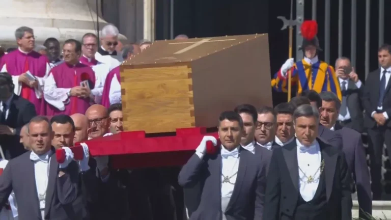 Papa Francisco: Veja imagens do caixão sendo levado para Praça de São Pedro