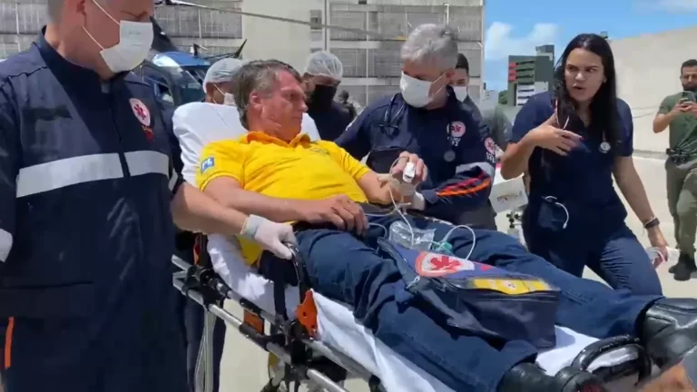 Bolsonaro está bem-humorado e sem previsão de alta no momento, diz médico