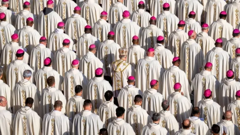 Dois cardeais eleitores não participarão do conclave por motivos de saúde