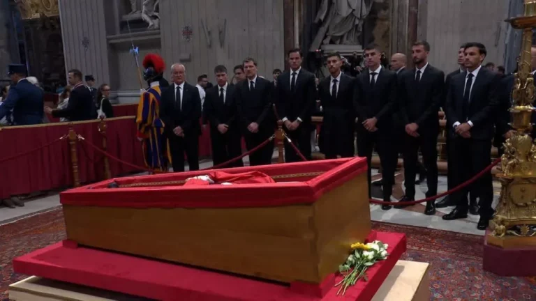 Homenagem dos Jogadores da Roma ao Papa Francisco: Um Momento de Reverência