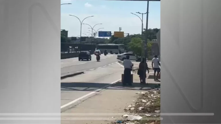 Sete ônibus são sequestrados por bandidos e usados como barricadas no RJ