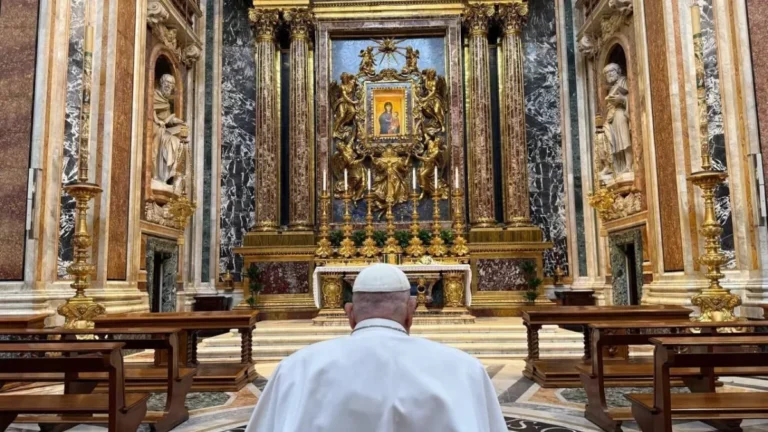Papa Francisco faz nova aparição antes do início da Semana Santa