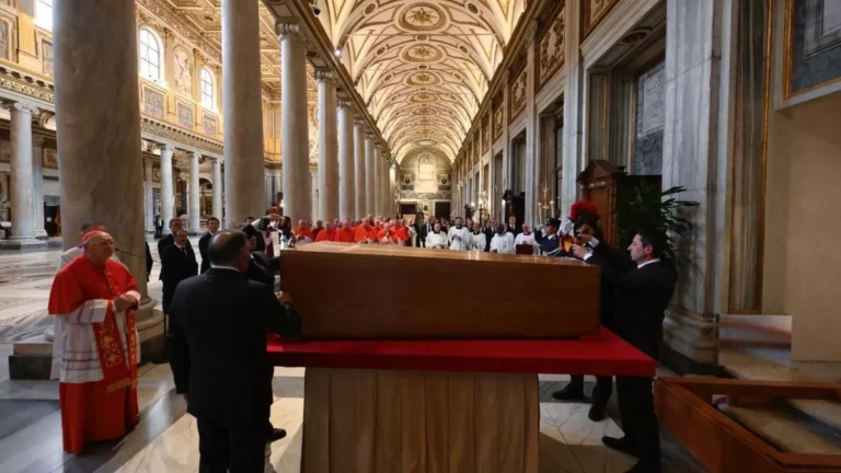 Sepultamento do papa Francisco foi concluído, confirma Vaticano