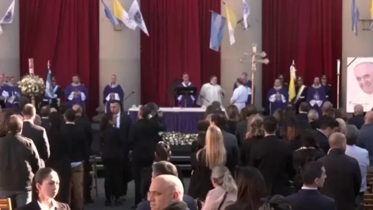 Argentinos celebram missa em homenagem ao papa Francisco; veja