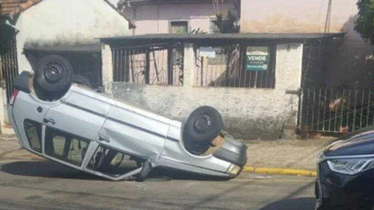 Carro capota após colidir com outro veículo em cruzamento de Piracicaba