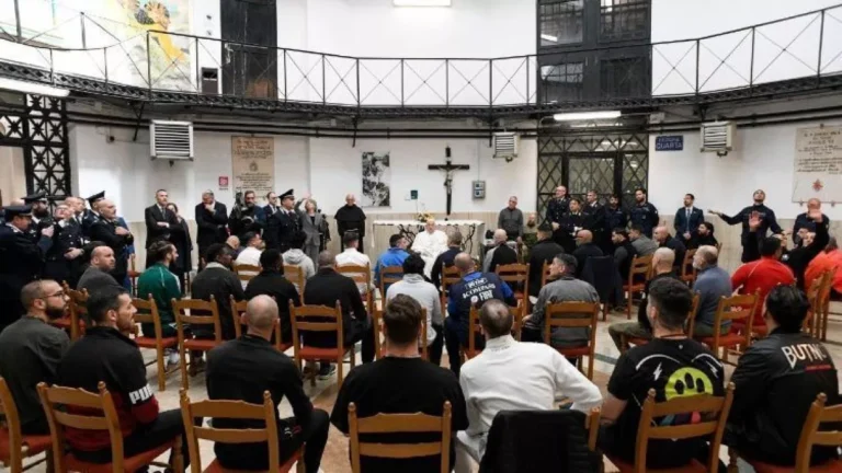 Papa Francisco visita prisão de Roma como parte de programação da Páscoa