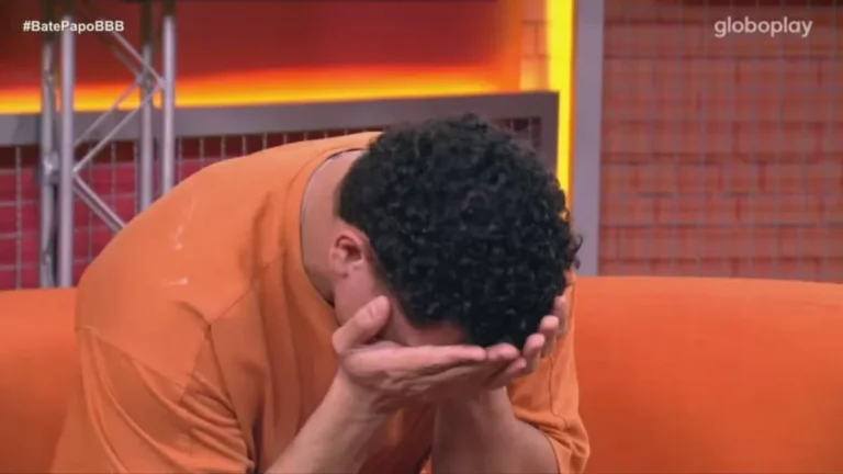 BBB25: Vinícius chora ao descobrir reação da mãe após se assumir bissexual