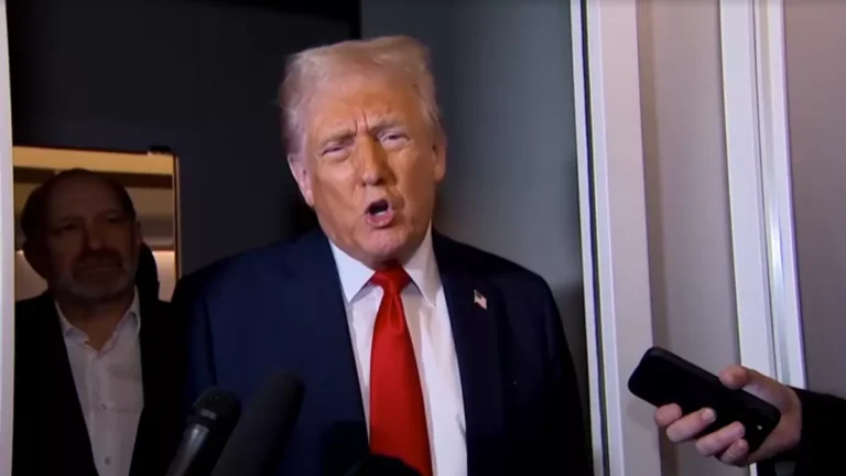 Trump ameaça tarifa de 25% à Apple se iPhones não forem fabricados nos EUA
