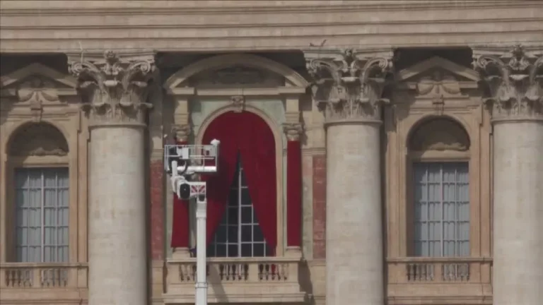 Vaticano instala cortinas que revelarão novo papa na Basílica de São Pedro