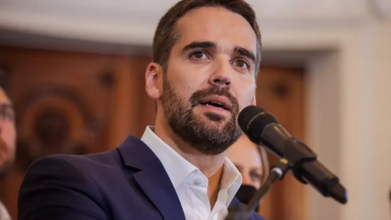 PT aciona MP contra Eduardo Leite por suposta autopromoção em documentário