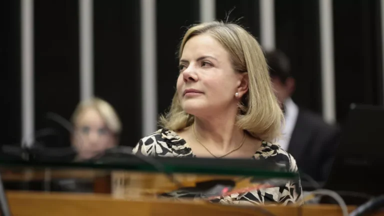 Gleisi aponta “excesso” da Câmara em suspensão de ação contra Ramagem