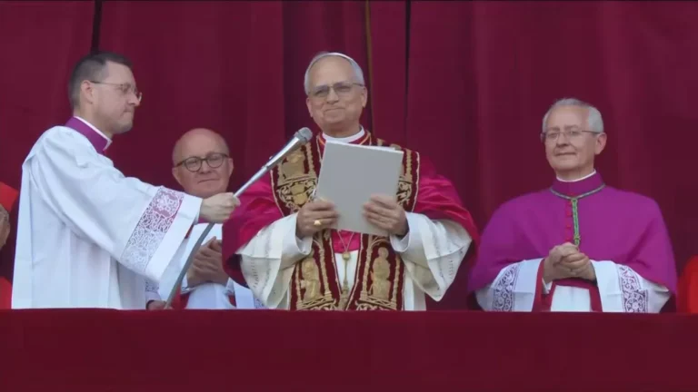 “Que a paz esteja com todos”, diz Leão XIV em primeiras palavras como papa