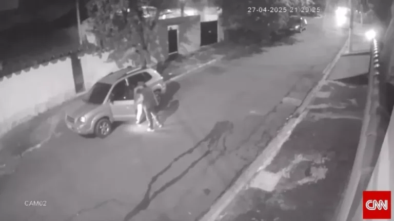 Câmeras flagram casal abandonando carro de professora morta em SP