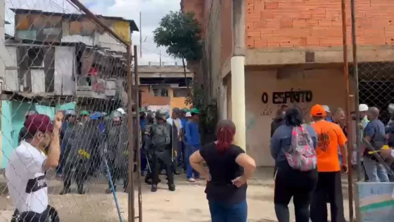 PM e manifestantes entram em confronto na região da Favela do Moinho em SP