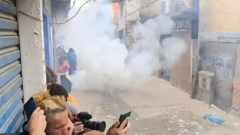 Moradores e PMs entram em confronto na Favela do Moinho em SP