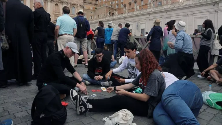 Cartas e descanso: como fiéis esperam por resultado do conclave no Vaticano