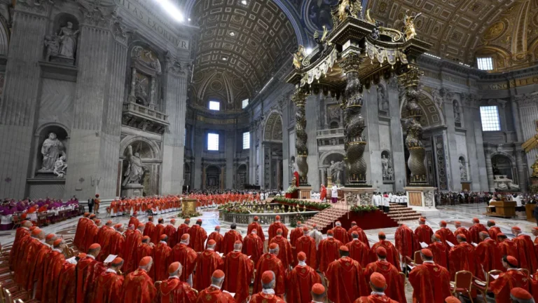 Três papas consecutivos foram eleitos no segundo dia de conclave