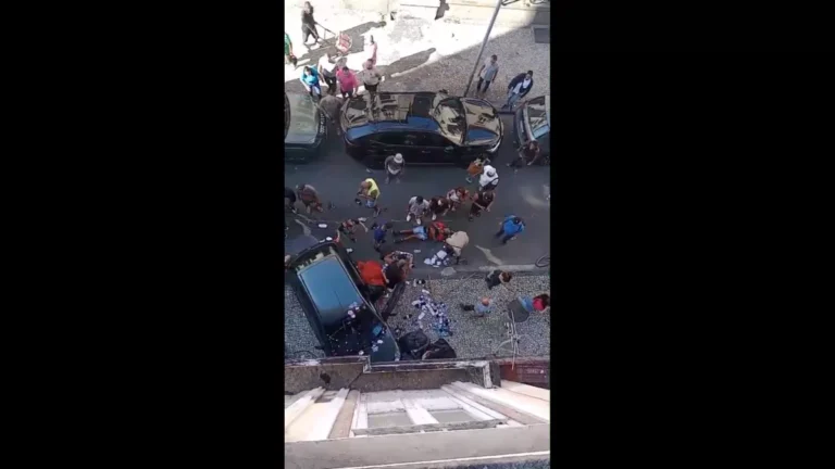 Carro invade calçada e deixa três feridos no Centro do Rio